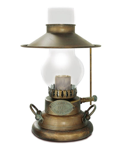 Vintage stílusú, régi olajlámpák világát megidéző, rézből és üvegből készült asztali lámpa.