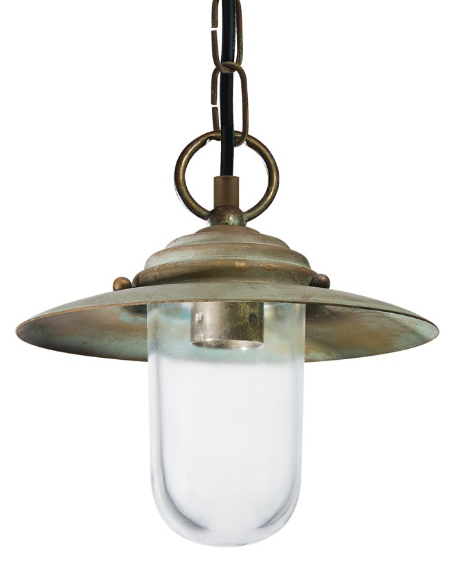Country stílusú, antikolt réz színű falikar tányérszerű lámpatesttel és átlátszó üvegbúrával.