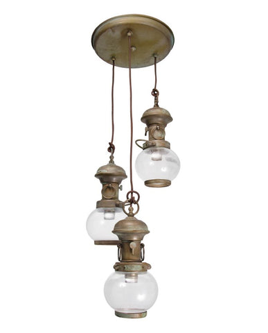 Három lámpás vintage stílusú, antikolt sárgaréz színű réz függeszték átlátszó üvegbúrával.