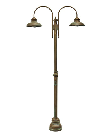 Vintage stílusú, 308 cm magas, két lámpával rendelkező, rézből készült kandeláber üvegbúrával.