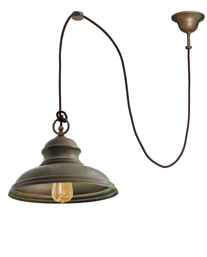 Vintage stílusú, antikolt sárgaréz színű, harang alakú függeszték egyedi kézi kábelhossz-beállító rendszerrel.