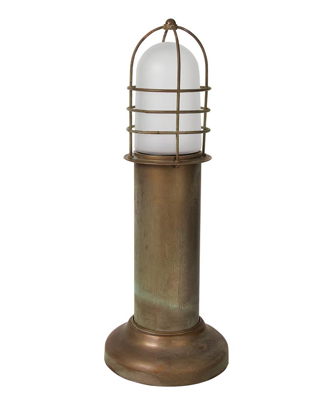 Industrial stílusú, antikolt sárgaréz színű, réz kerti lámpa opál üvegbúrával.