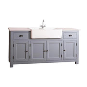 Fenyőfa mosogatószekrény, tölgyfalappal. A kétosztatú kerámiakagyló a szekrény közepén helyezkedik el. A tárolásról a szekrény két szélén kialakított egy-egy fiók, és ajtós tároló gondoskodik. A mosogatókagyló alatt kétajtós tároló található.