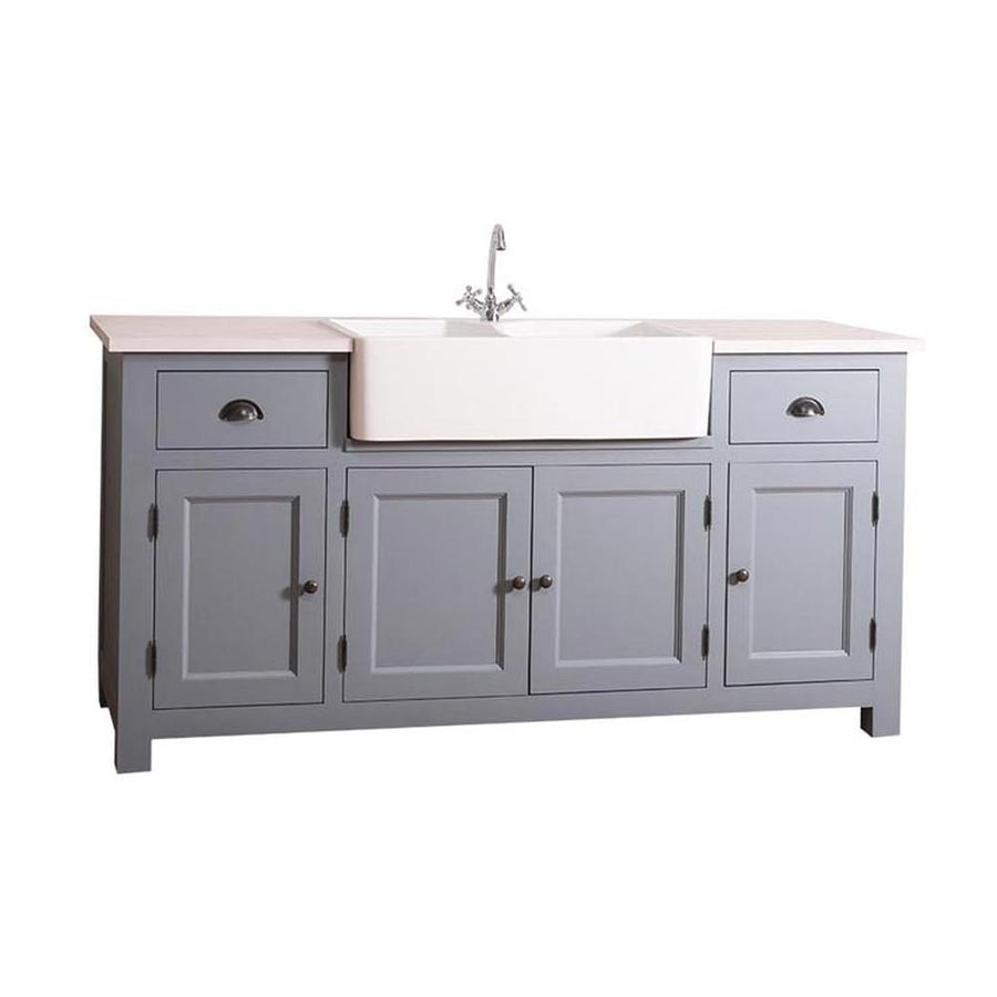 Fenyőfa mosogatószekrény, tölgyfalappal. A kétosztatú kerámiakagyló a szekrény közepén helyezkedik el. A tárolásról a szekrény két szélén kialakított egy-egy fiók, és ajtós tároló gondoskodik. A mosogatókagyló alatt kétajtós tároló található.