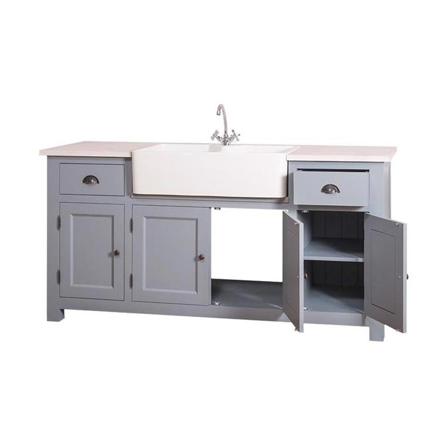 Fenyőfa mosogatószekrény, tölgyfalappal. A kétosztatú kerámiakagyló a szekrény közepén helyezkedik el. A tárolásról a szekrény két szélén kialakított egy-egy fiók, és ajtós tároló gondoskodik. A mosogatókagyló alatt kétajtós tároló található.