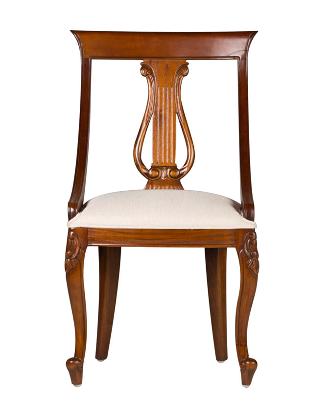Klasszicista stílusú mahagóni karosszék, bézs ülőfelülettel. A bútor háttámláján gyönyörűen faragott lant található.