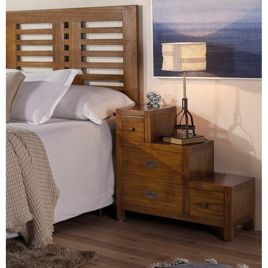 Loft stílusú hálószobabelső a mindifából készült lépcsőzetes komóddal.