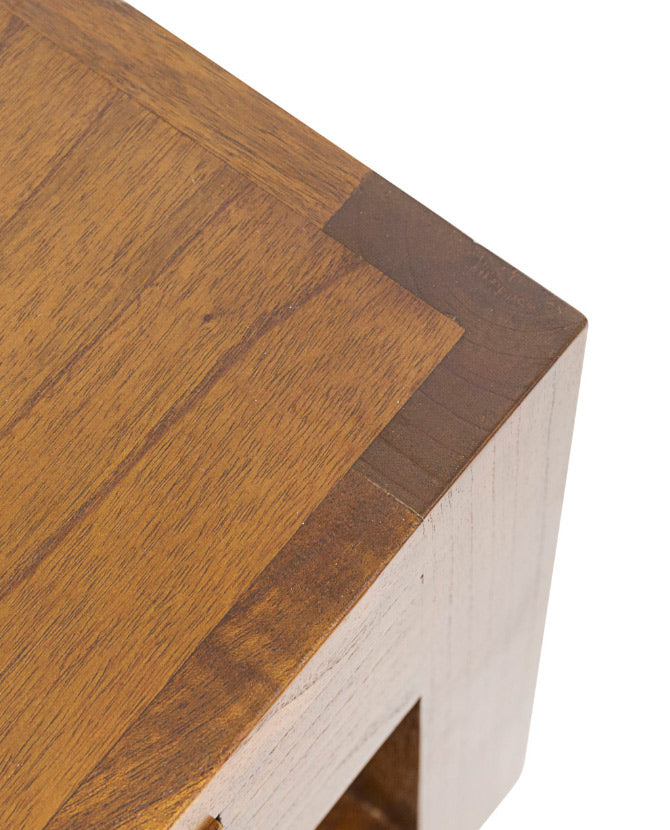 Loft stílusú, mindifából készült dohányzóasztal asztallap részlete.