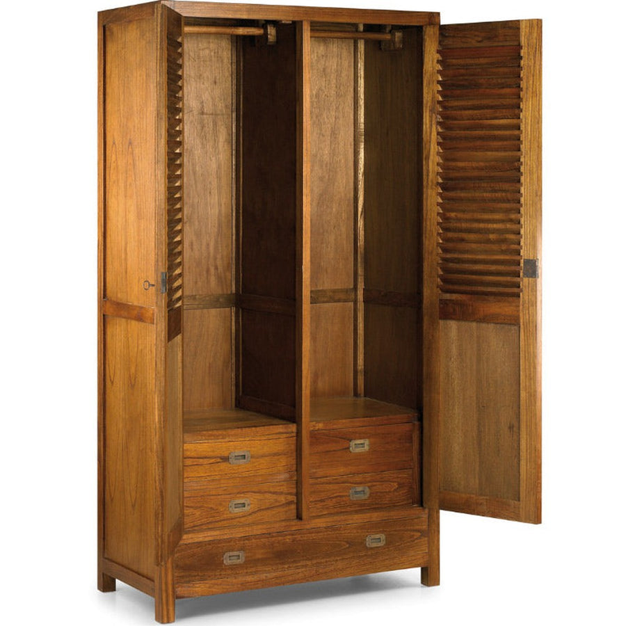 Loft stílusú, mindifából készült gardróbszekrény nyitott szekrényajtókkal.