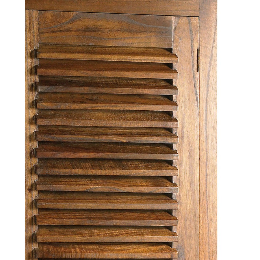 Egyedi dizájnt és szellőzést biztosító léces ajtó.