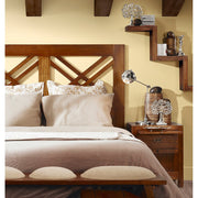 Loft stílusú bútorokkal berendezett hálószoba.