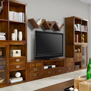 Loft stílusú bútorokkal berendezett nappali.