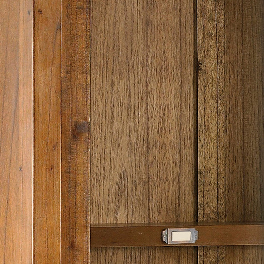 Loft stílusú, mindifából készült vitrines tárolószekrény polc részlete.