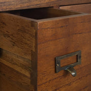 Bronzból készült süllyesztett fogantyúi és címkék tárolására alkalmas fémperselyek harmonikusan emelődnek ki a bútor alapszínéből.