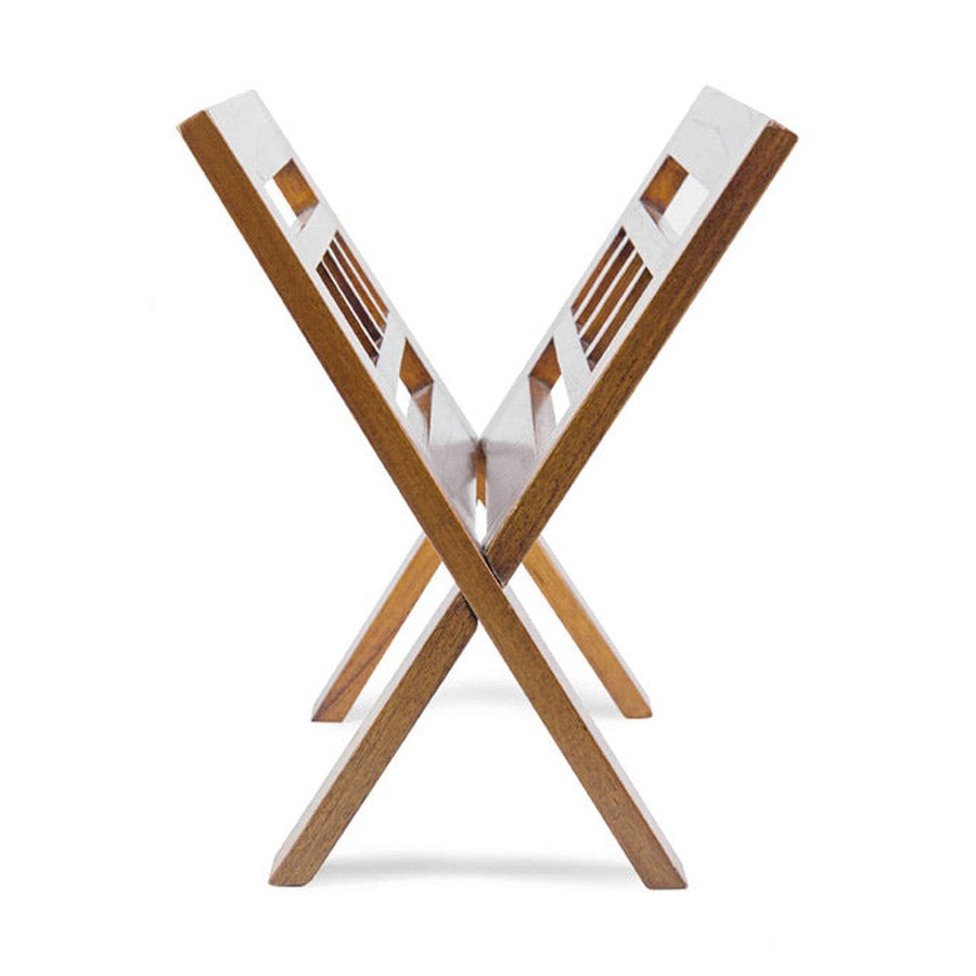 Loft stílusú, mindifából készült X alakú újságtartó.