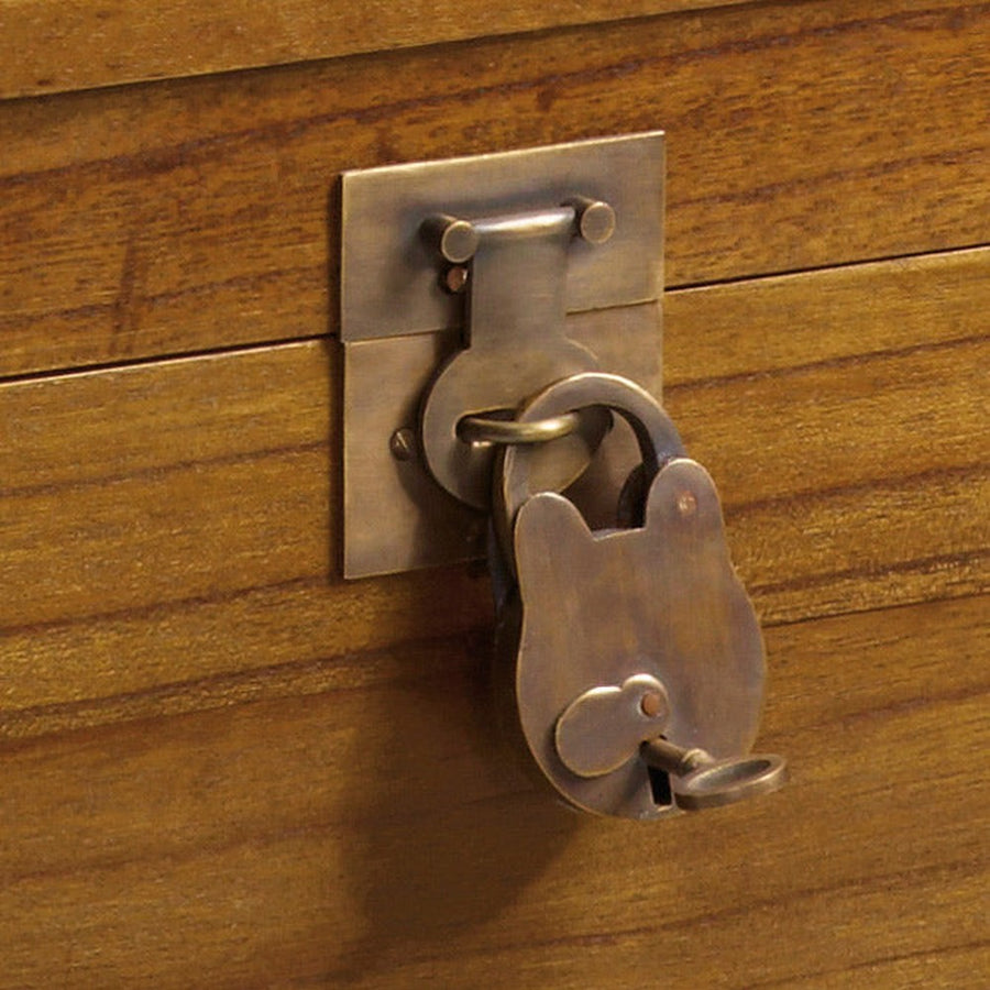 Loft stílusú, mindifából készült fa láda bronz lakat részlete.