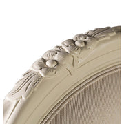 Dekoratív, faragott virágmotívum a karosszék háttámláján.