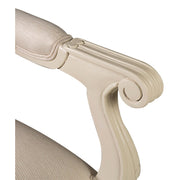 Kecsesen ívelt faragású karfa, melynek vége az ion oszlopfőket idézi.