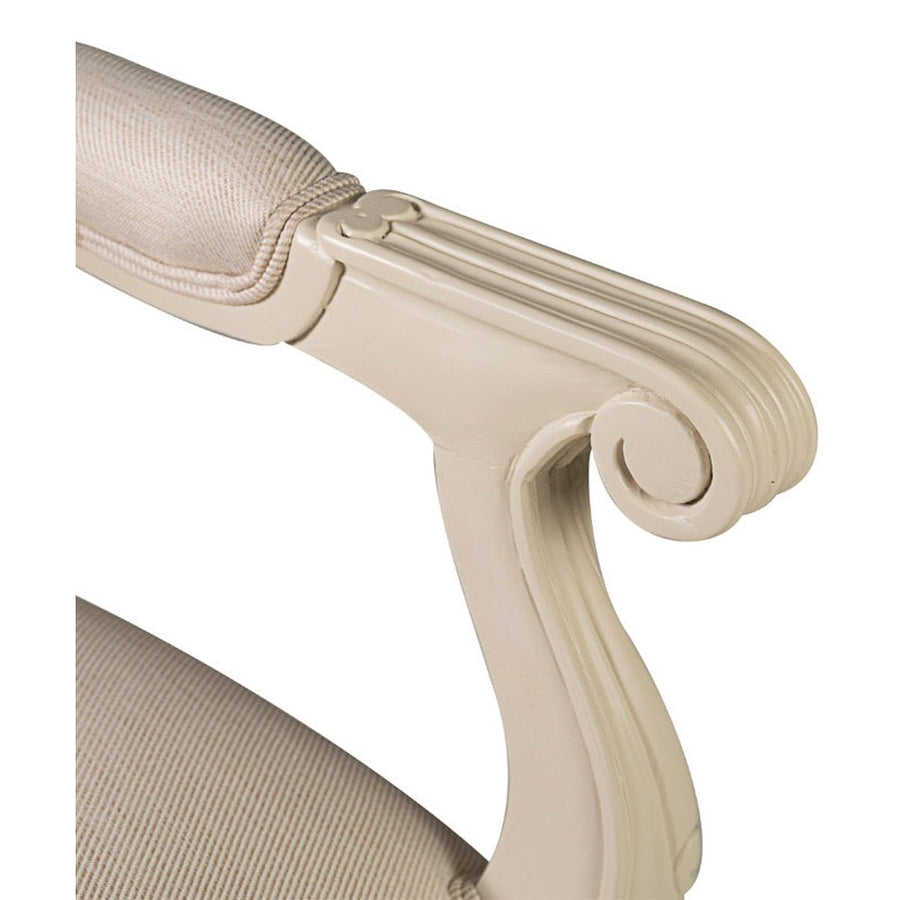 Kecsesen ívelt faragású karfa, melynek vége az ion oszlopfőket idézi.