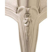 Dekoratív, faragott virágmotívum a karosszék lábánál.