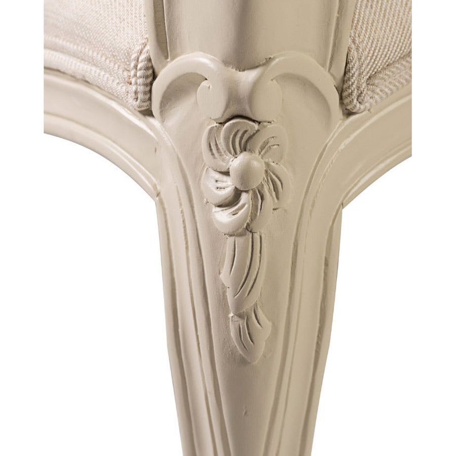 Dekoratív, faragott virágmotívum a karosszék lábánál.