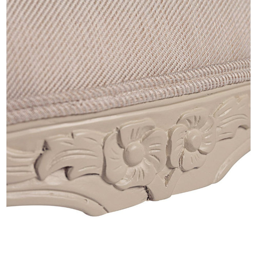 Dekoratív, faragott virágmotívum a karosszék ülésén.