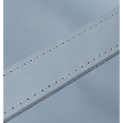 A bőrön díszes, erősítővarratok futnak.