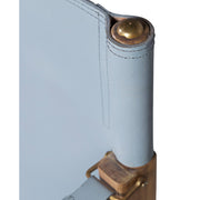 A fa szerkezetét sárgarézbetétek erősítik meg.