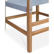 A bútor teakfa-szerkezete simára csiszolt és lakkozott.