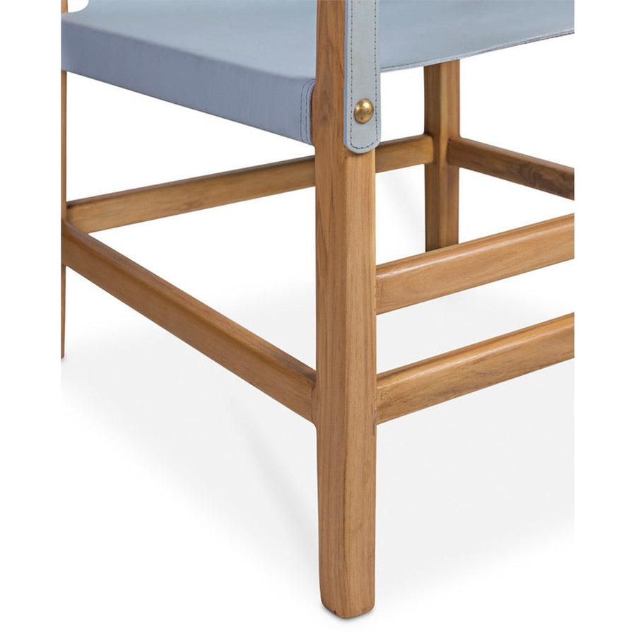 A bútor teakfa-szerkezete simára csiszolt és lakkozott.