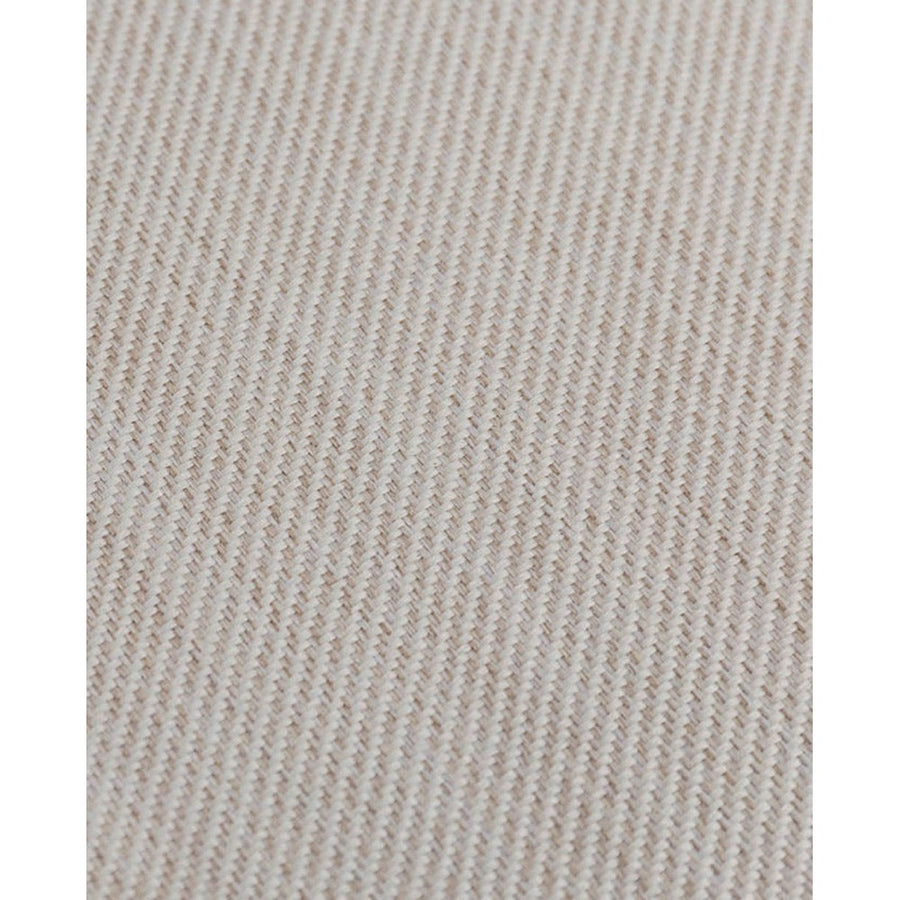 Modern stílusú, teakfából faragott, bézs színű szövettel kárpitozott kézműves karosszék.