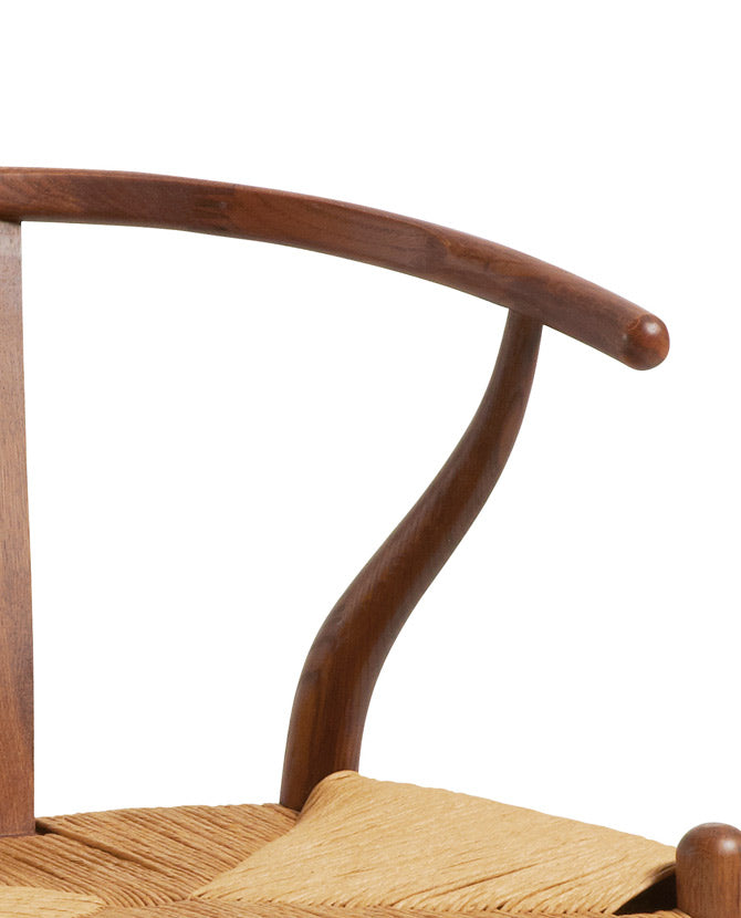 Kortárs stílusú, teakfából készült karosszék gyékényből szőtt ülőfelülettel.