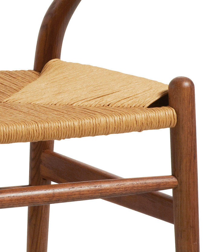 Kortárs stílusú, teakfából készült karosszék gyékényből szőtt ülőfelülettel.