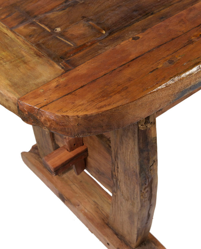 Felülnézet az asztallapról, melyen lévén újrahasznosított fából készült, megfigyelhetők a fa korábbi életének lenyomatai.