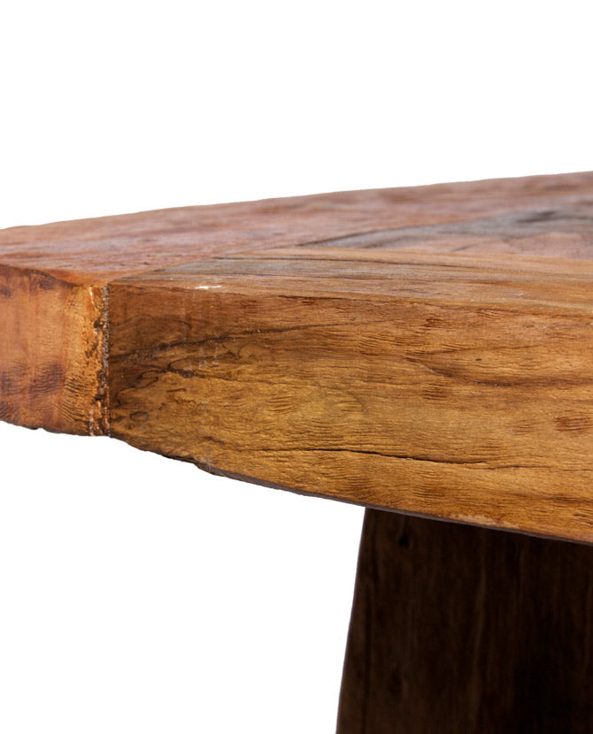 Az asztallap vastag, tömör teakfából készült. 