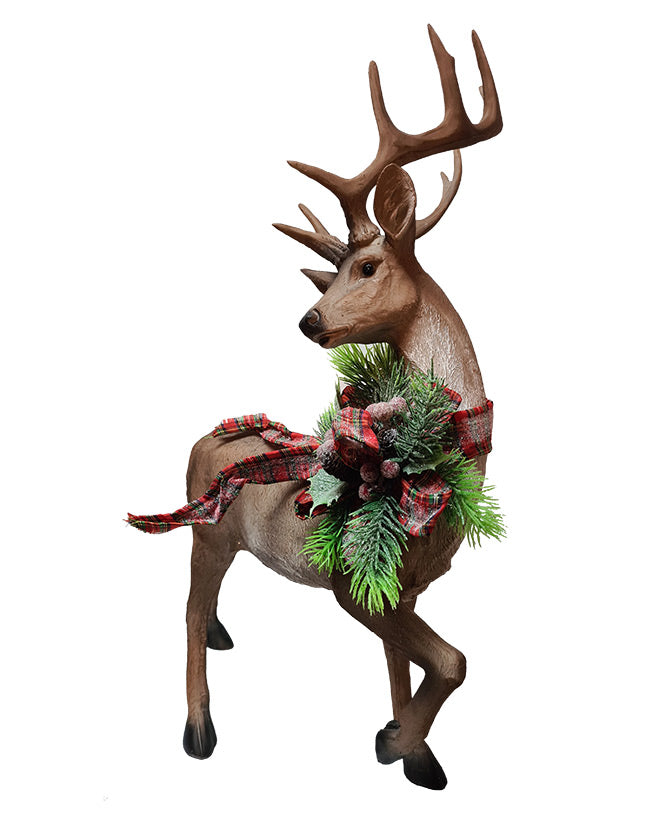 Karácsonyi szarvasfigura, mesterséges fenyőkoszorúval, bordó erdei bogyókkal és skót kockás masnival a nyakában