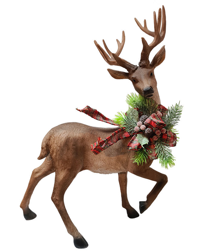 Karácsonyi szarvasfigura, mesterséges fenyőkoszorúval, bordó erdei bogyókkal és skót kockás masnival a nyakában 