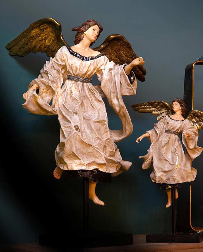 Barokkos megjelenésű, óriás méretű, 65,5 cm magas, antikolt felületű karácsonyi angyal figura óarany szárnyakkal