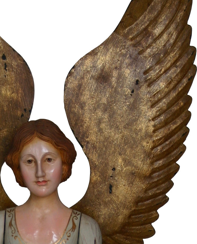 Óriás angyalfigura patinás óarany fémszárnyakkal