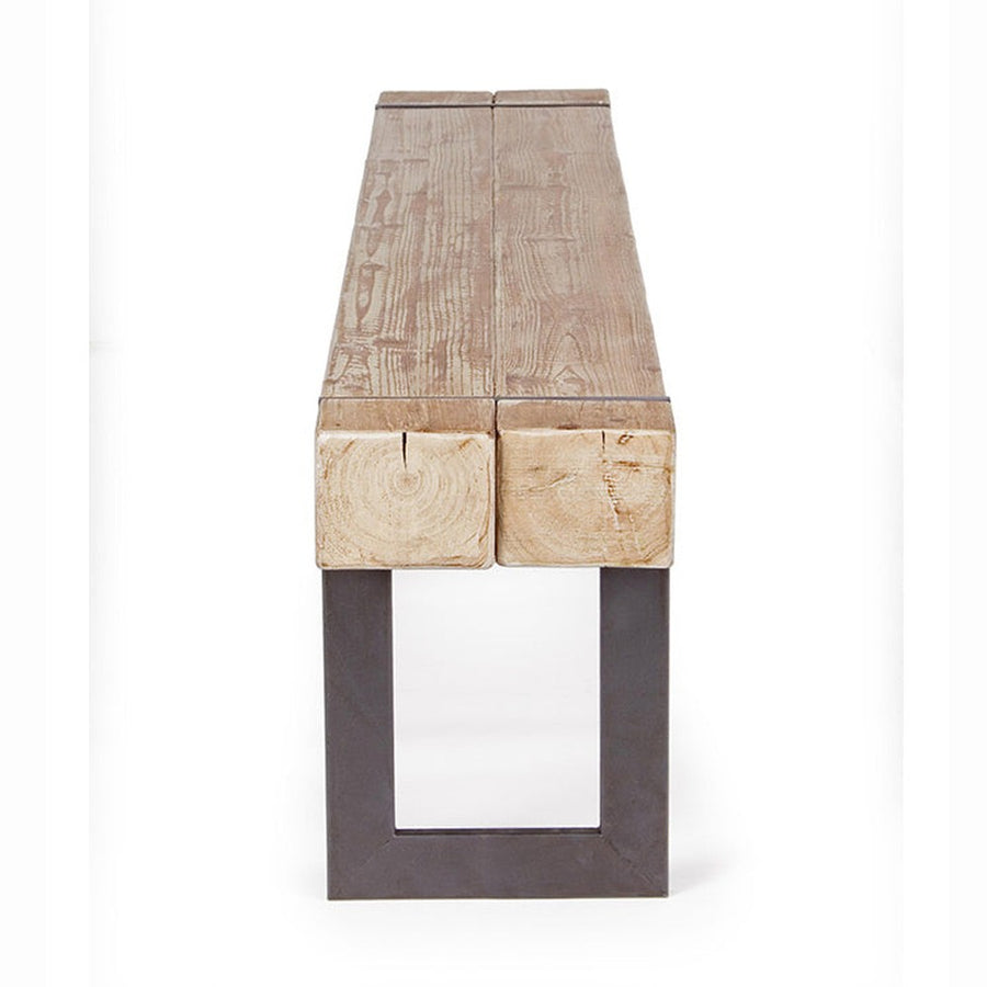 Skandináv stílusú, fenyőfából és fémből készült pad.