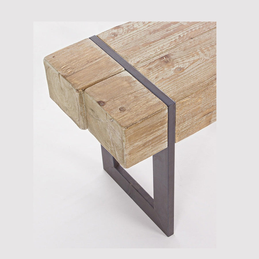 Skandináv stílusú, fenyőfából és fémből készült pad láb részlete.