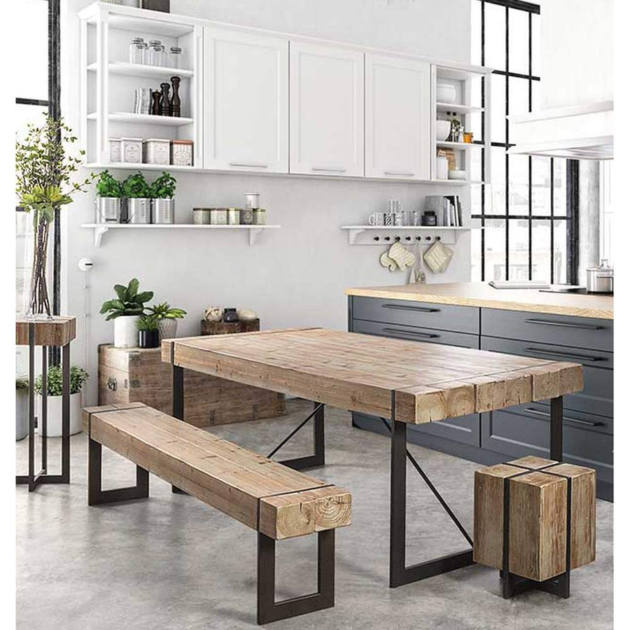 Skandináv stílusú, fenyőfából és fémből készült pad.