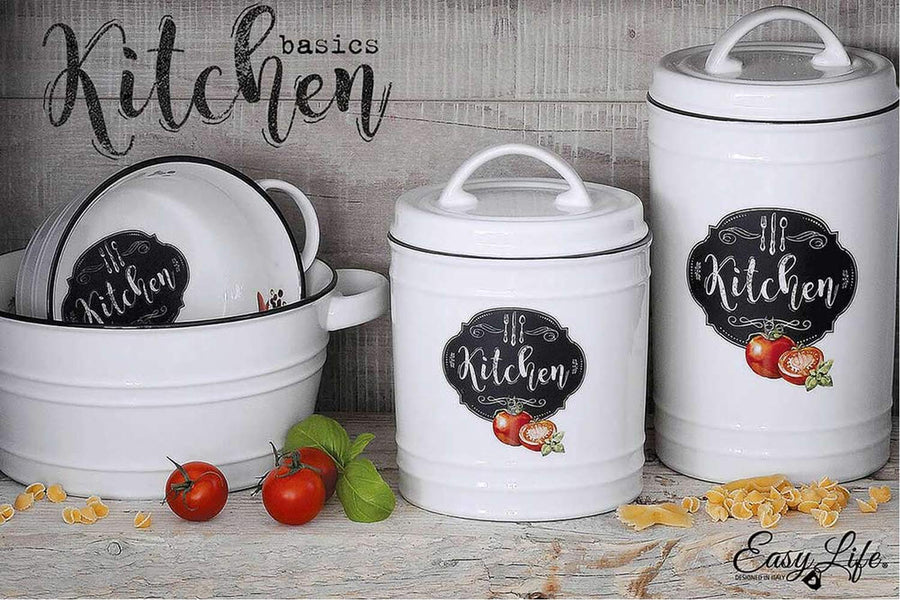 Fehér színű porcelán konyhai tárolók paradicsom mintával és kitchen felirattal szürke deszkafal előtt 