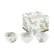 Zöldellő tavaszi faággal díszített, 9,5 cm átmérőjű, minőségi porcelánból készült, 3 darabos tálka szett díszdobozba csomagolva.