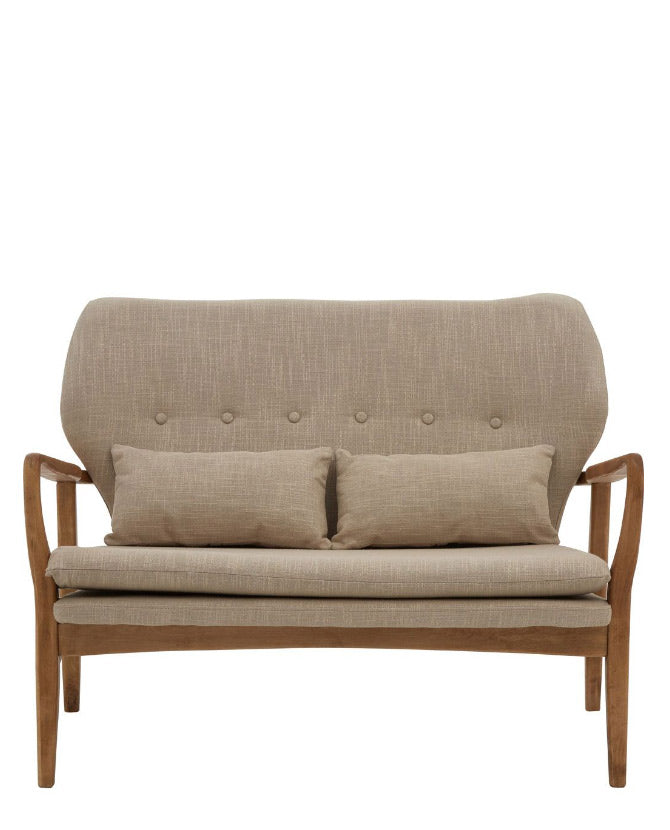 Skandináv stílusú, nyírfából készült kanapé bézs színű kárpitozással, ülő- és hátpárnákkal.
