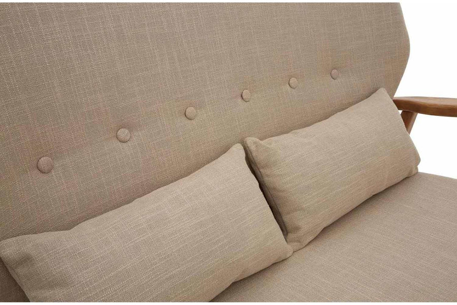 Skandináv stílusú, nyírfából készült kanapé bézs színű kárpitozással, ülő- és hátpárnákkal.