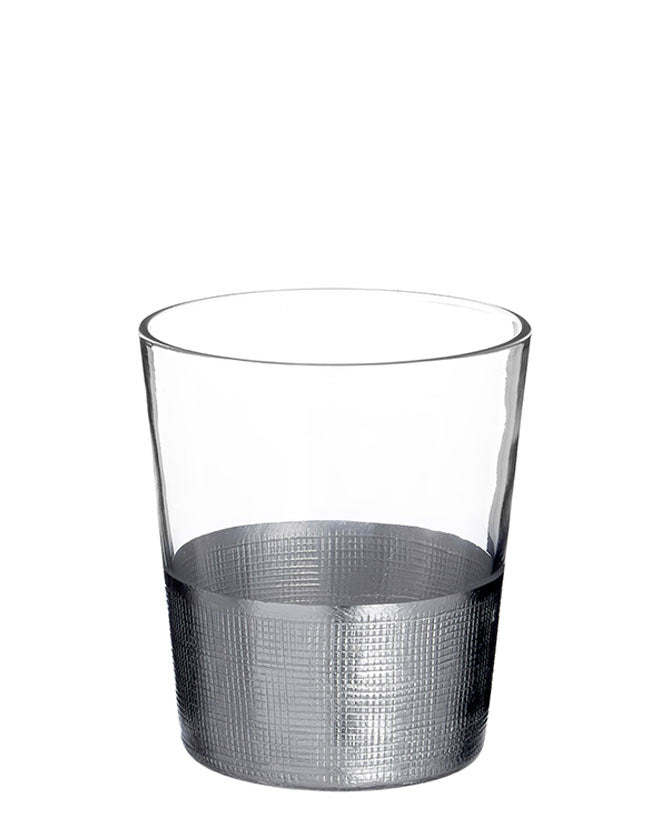 Modern, ezüstszínű fémmel díszített, röviditalos üveg pohár.
