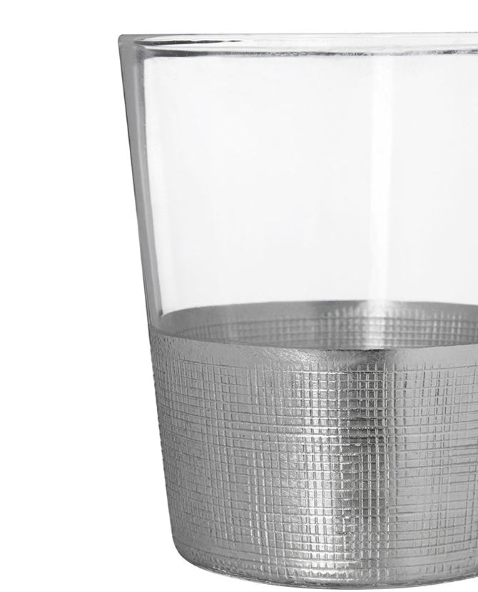 Modern, ezüstszínű fémmel díszített, röviditalos üveg pohár.
