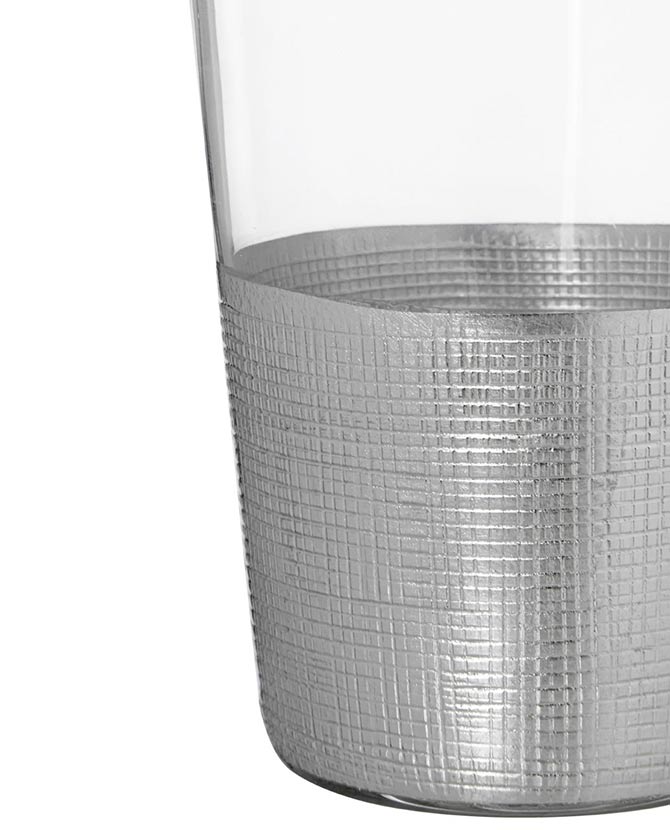 Modern, ezüstszínű fémmel díszített, üveg vizespohár.