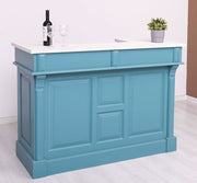 Fenyőfa bárpult dekoratív, kazettás jellegű dekorációval, megemelt pultfelülettel. Színe: világoskék és fehér.